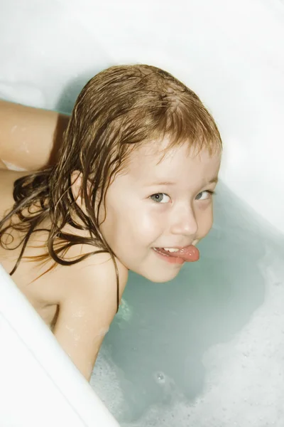 Klein meisje baadt in het bad — Stockfoto