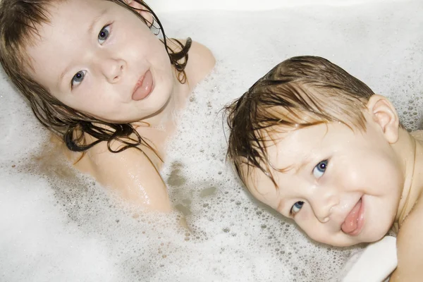 Deux enfants se baignent dans le bain — Photo