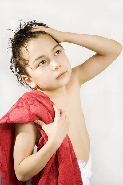 Çocuk kırmızı havlu ile — Stok fotoğraf