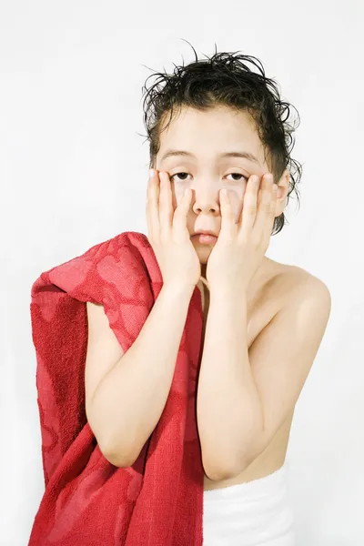 Niño con la toalla roja —  Fotos de Stock