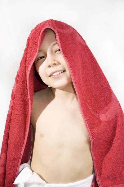 लाल तौलिया के साथ लड़का — स्टॉक फ़ोटो, इमेज