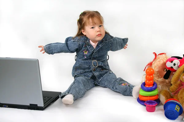 Dívka laptop a hračky. — Stock fotografie