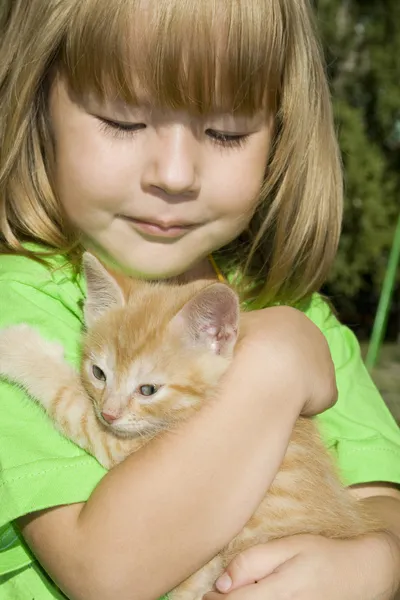 子猫を持つ少女 ロイヤリティフリーのストック写真