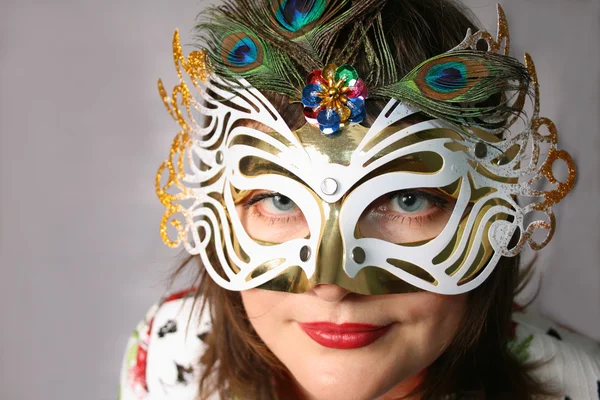 Vrouw achter het masker — Stockfoto