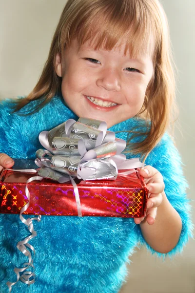 ギフト用の箱を持って幸せな女の子 — ストック写真