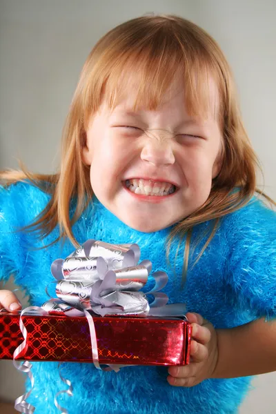 Ευτυχισμένη κοπέλα που κρατά μια συσκευασία δώρου — Φωτογραφία Αρχείου