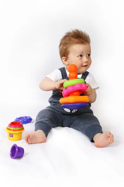 Jogando baby-boy sobre branco — Fotografia de Stock