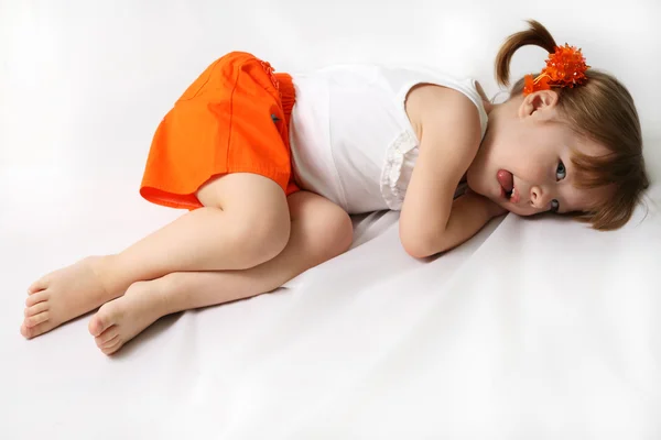 Menina pequena está cansada — Fotografia de Stock