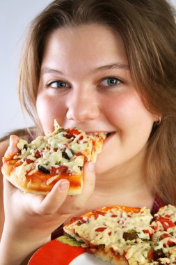 Pizza yiyen kız.