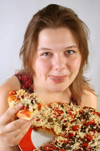 Dívka jí pizzu — Stock fotografie
