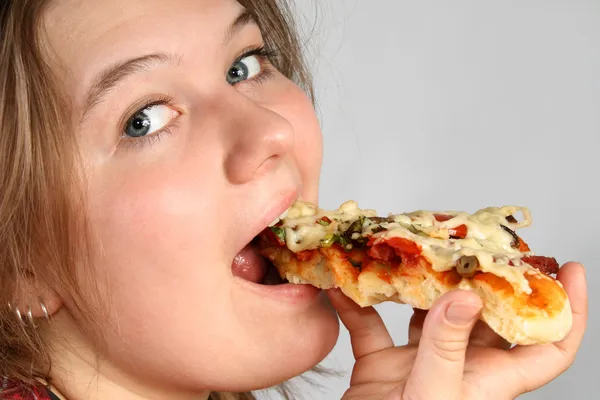 Chica comiendo pizza — Foto de Stock