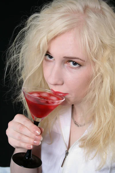 Flicka med martini — Stockfoto