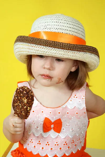 Lány fagylalttal — Stock Fotó