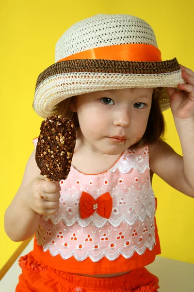アイスクリームの女の子 — ストック写真