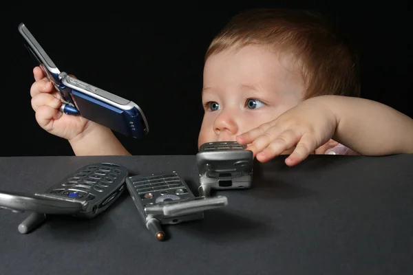 Niño con teléfonos móviles — Foto de Stock