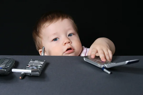 Enfant avec téléphones mobiles — Photo