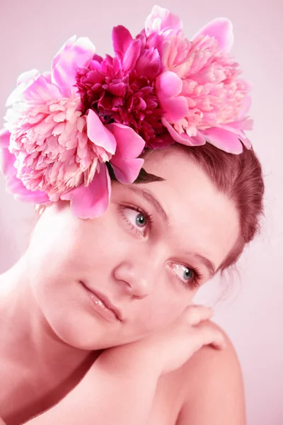 Visage de femme avec fleur — Photo