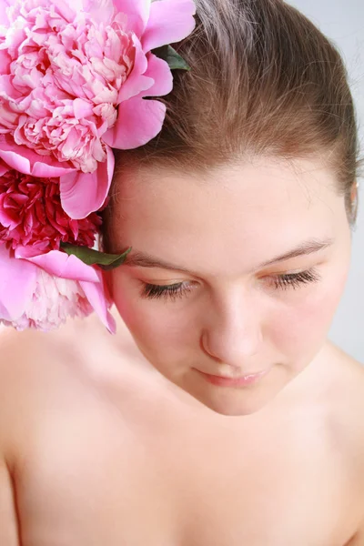 Ansikte av kvinna med blomma — Stockfoto