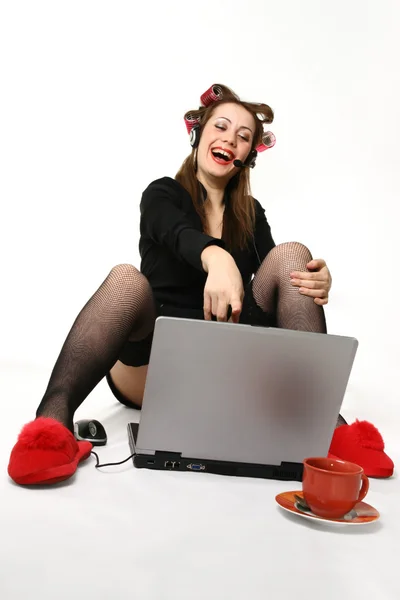 笔记本电脑的女人。深夜聊天. — 图库照片