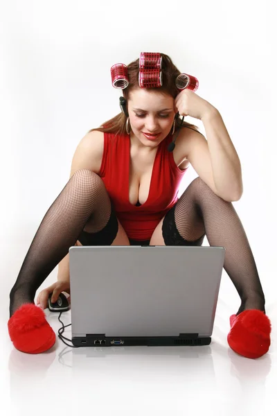 Flicka med laptop. sen natt chatt. — Stockfoto