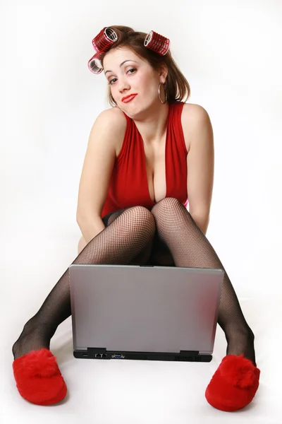 Κορίτσι με το φορητό υπολογιστή. αργά τη νύχτα συνομιλίας. — Φωτογραφία Αρχείου