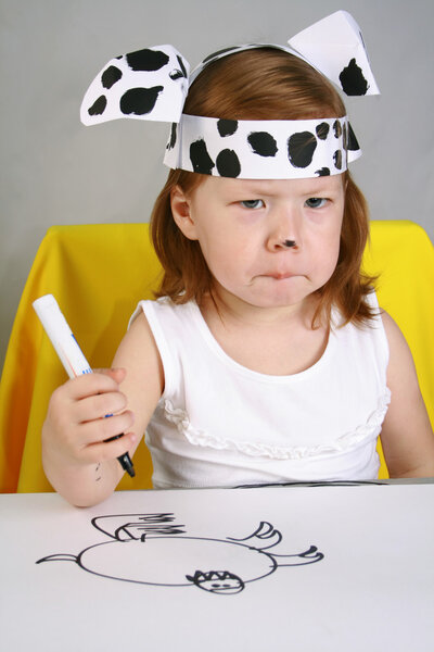 Грустные девушки рисуют эскизы
