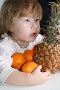 Kız, portakal ve ananas