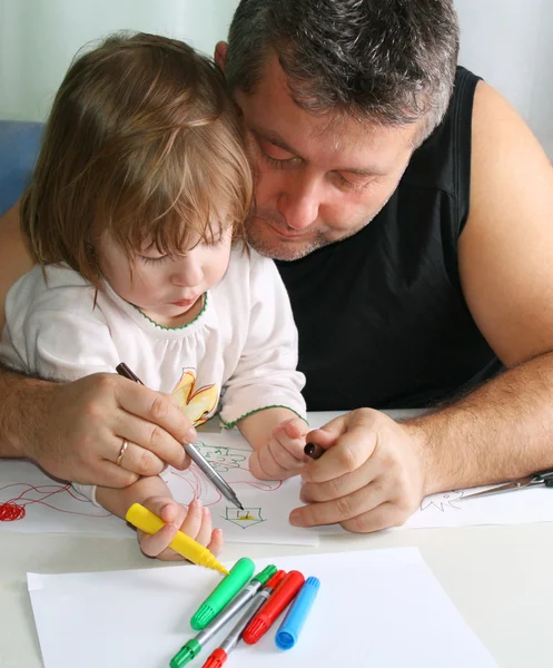 Отец и дочь рисуют — стоковое фото