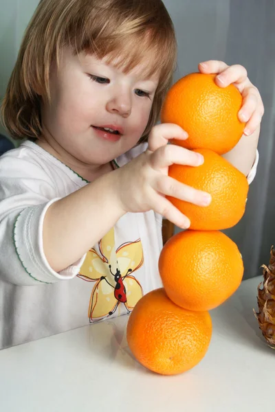 Mädchen und 4 Orangen — Stockfoto