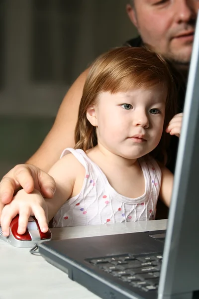 Πατέρας και κόρη χρησιμοποιούν φορητό υπολογιστή — Φωτογραφία Αρχείου