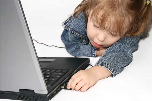 Dizüstü bilgisayar kullanan kız. — Stok fotoğraf