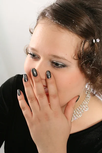 Застенчивая девушка жестов за молчание — стоковое фото