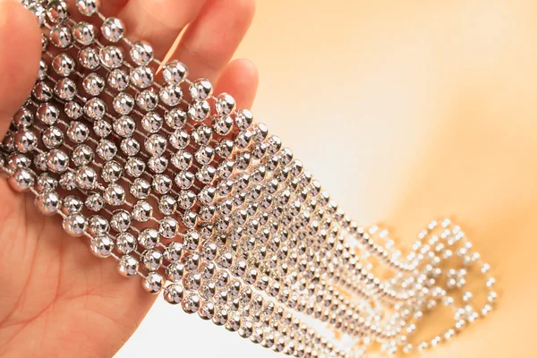 Helle Perlen in der Hand — Stockfoto