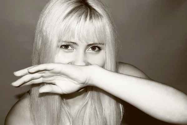 Γυναίκα έχει κλείσει το στόμα του ένα χέρι — Φωτογραφία Αρχείου