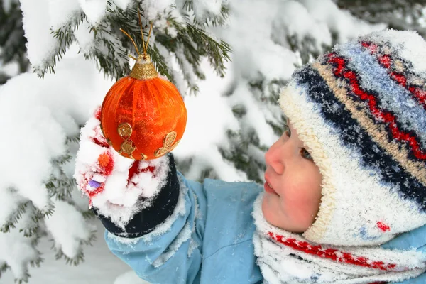 Menina decoração árvore de Natal Imagens Royalty-Free