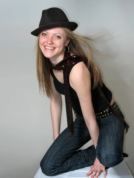 Krásná mladá dívka s kloboukem — Stock fotografie