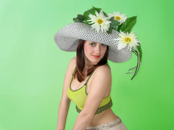 Menina de beleza com flores em seu chapéu — Fotografia de Stock