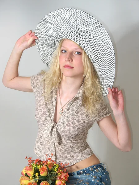 Linda chica joven con sombrero —  Fotos de Stock