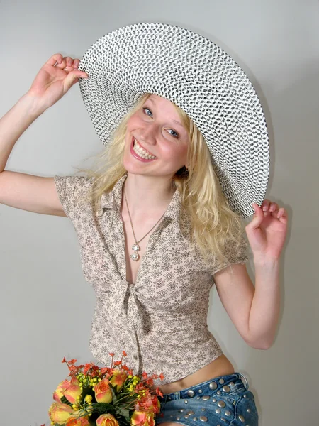 Linda chica joven con sombrero — Foto de Stock