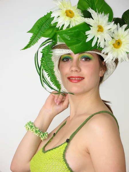 Menina de beleza com flores em seu chapéu — Fotografia de Stock