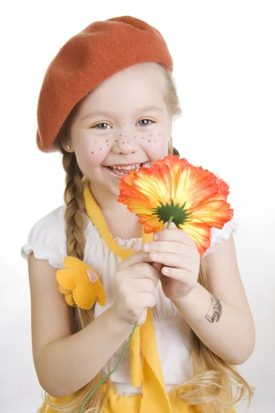 Dziewczynka trzymając kwiat i uśmiech — Zdjęcie stockowe