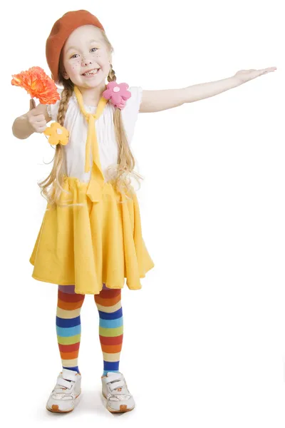 Kleines Mädchen hält eine Blume und lächelt — Stockfoto