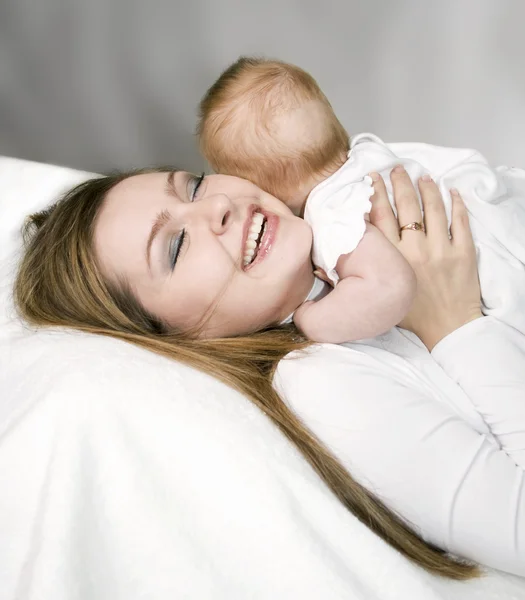 Mãe feliz e bebê — Fotografia de Stock