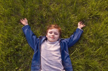 Çimlere basan çocuk