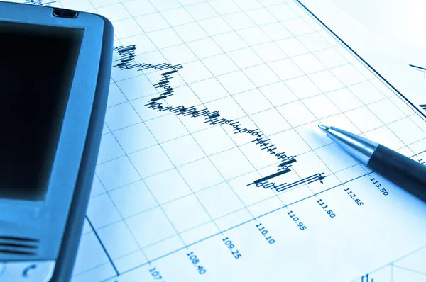 PDA och penna på börskursdiagram — Stockfoto
