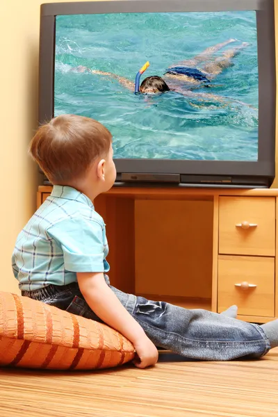 Liten pojke tittar på TV — Stockfoto