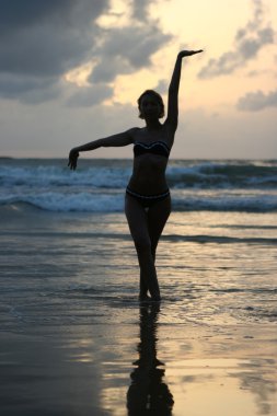 kadın yoga olarak günbatımı