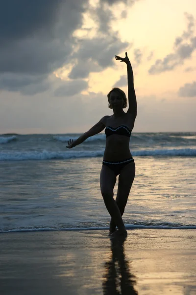 Mulher ioga como o pôr do sol — Fotografia de Stock