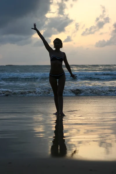 Mulher ioga como o pôr do sol — Fotografia de Stock