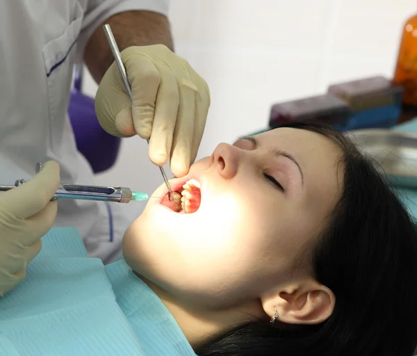 Stomatolog leczy zęby specjalne narzędzia — Zdjęcie stockowe